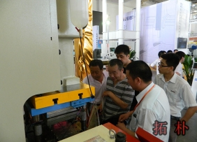 2013年拓朴模内攻牙机参加展会