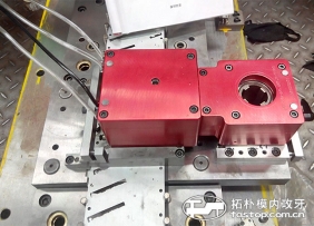 小牙案例：M1.4小牙产品模内攻牙机应用现场